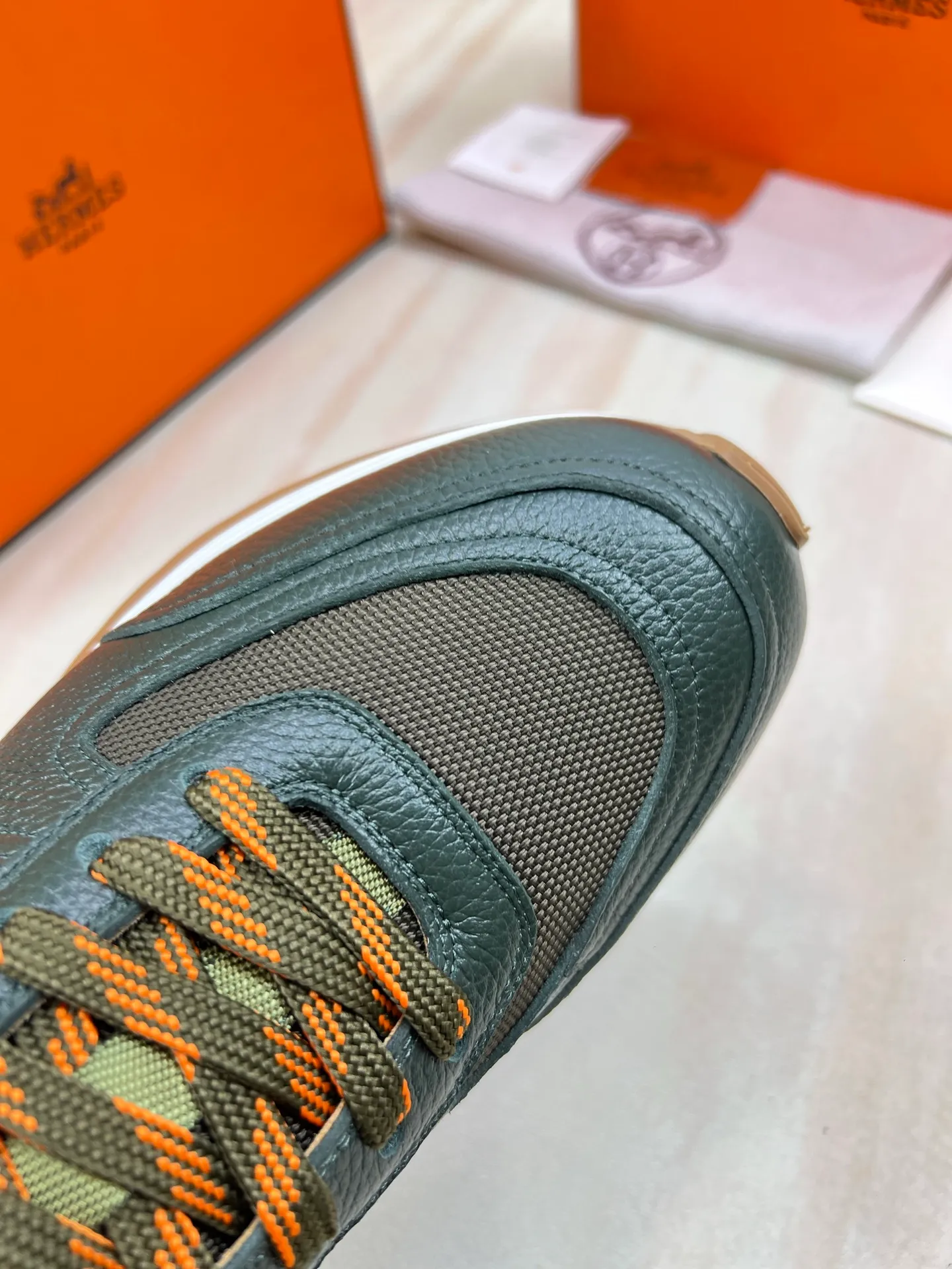Factory price 640💰Hermes Jimmy men's sneakers, Hermes high-tech canvas and suede goatskin sneakers with grooved rubber soles. Create a modern hiking style. Honey-colored rubber sole, white rubber midsole, pumpkin-colored high-tech canvas lining Size: 38-44 (45 customized)